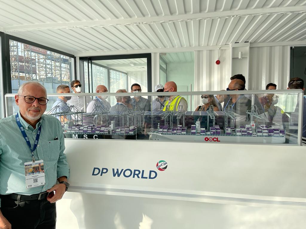 fenopoficial's tweet photo. O presidente da FENOP, Sérgio Aquino, e a comitiva visitaram a DP WORLD e seu centro logístico, onde visualizaram um protótipo de um novo sistema de movimentação e armazenagem de contêineres robotizado. 
#dpworld #dubai #missaodubai #brasilexport #fenop https://t.co/tjTWXUNXA6
