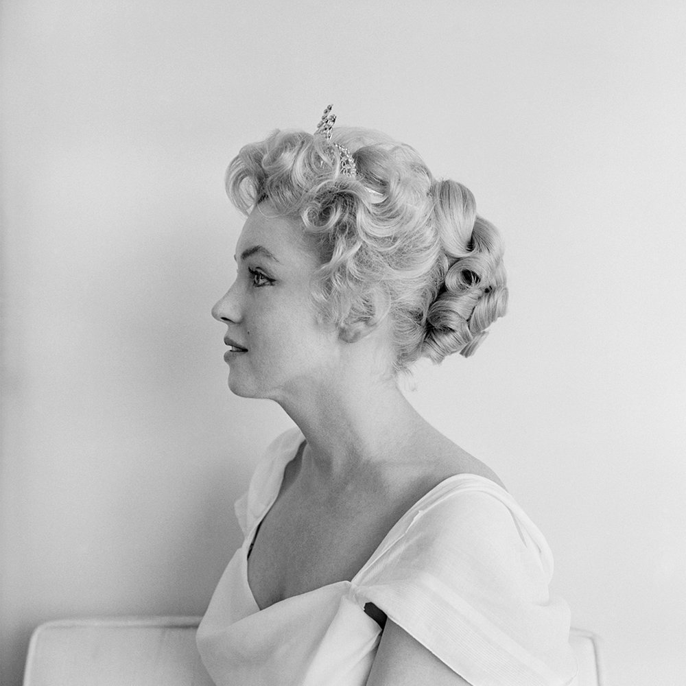 MarilynMonroe's tweet photo. Early on, Marilyn was told to perm and straighten her hair to better define her curls. 

📸: #MiltonHGreene

#MarilynMonroe #Hair #Beauty #Curls #Icon https://t.co/U1UXv56j1G