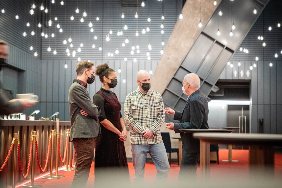 Expelliarmus - Harry, Hermine &amp; Ron kommen Anfang Dezember nach Hamburg. BGM <a href="/TschenPe/">Peter Tschentscher</a> hat heute einen Blick hinter die Kulissen des <a href="/MehrTheaterHH/">Mehr! Theater am Großmarkt</a> geworfen, wo die magischen Erlebnisse von „Harry Potter &amp; das verwunschene Kind“ präsentiert werden!