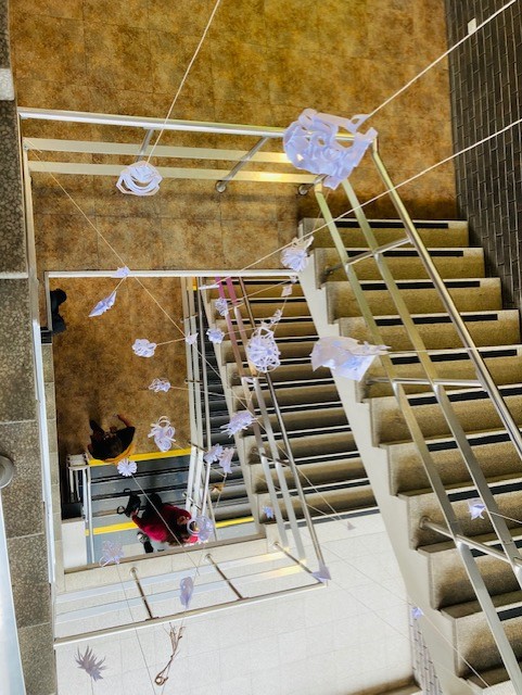 Cov_IntArchDes's tweet image. L4 @CoventryGD and L4 #InteriorArchitecture students paper installation #collaboration #ArmstrongSiddeleyBuilding stairwell