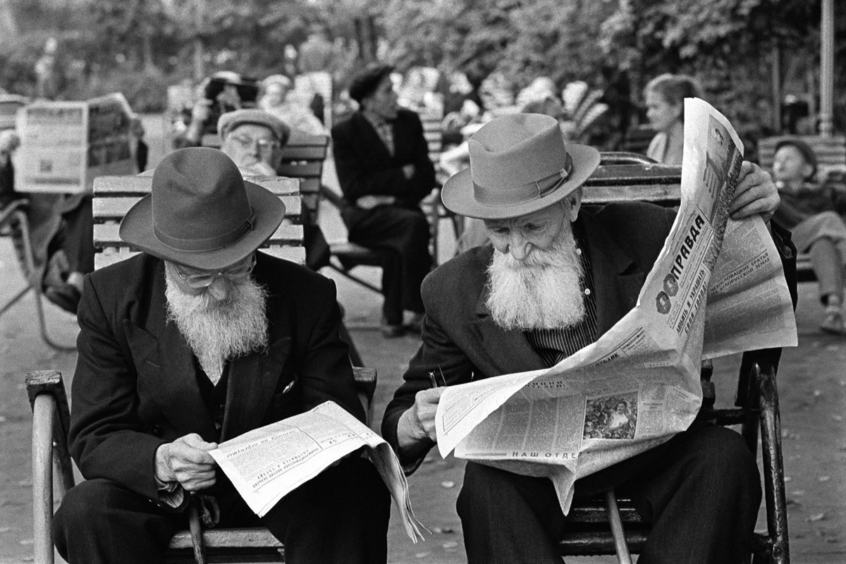 sim_barr's tweet photo. From the photographic series ‘#Russians’ by #ConstantineManos … more specifically here, Russians Reading … Moscow, 1965
#photography #photographer #blackandwhitephotography #moscow #menreading #reading #readers #ilovereading #readingbooks #photographs #readinginpublic https://t.co/SNAPq4FxxR