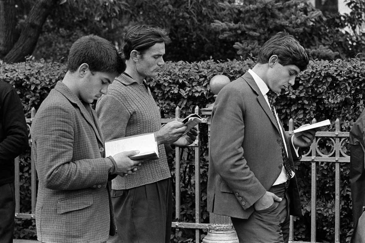sim_barr's tweet photo. From the photographic series ‘#Russians’ by #ConstantineManos … more specifically here, Russians Reading … Moscow, 1965
#photography #photographer #blackandwhitephotography #moscow #menreading #reading #readers #ilovereading #readingbooks #photographs #readinginpublic https://t.co/SNAPq4FxxR