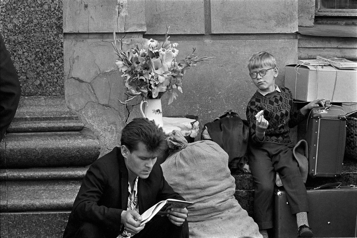 sim_barr's tweet photo. From the photographic series ‘#Russians’ by #ConstantineManos … more specifically here, Russians Reading … Moscow, 1965
#photography #photographer #blackandwhitephotography #moscow #menreading #reading #readers #ilovereading #readingbooks #photographs #readinginpublic https://t.co/SNAPq4FxxR