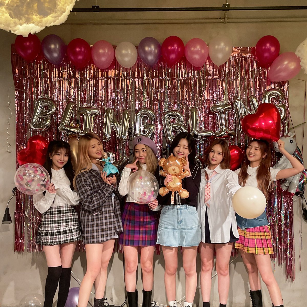 blingbling_new's tweet photo. [💖]
여러분 블링블링의 첫 생일을 함께해주셔서 감사해요 🙆🏻‍♀️❤️ 1주년🎂 
앞으로도 우리 쭉 함께봐요😘
젤 많이 싸랑해애애💕
팬카페에 팬덤명 아이디어 많이 내주세요❤️🙈
　
#블링블링 #BlingBling #ブリンブリン https://t.co/uUTzTFmVrd