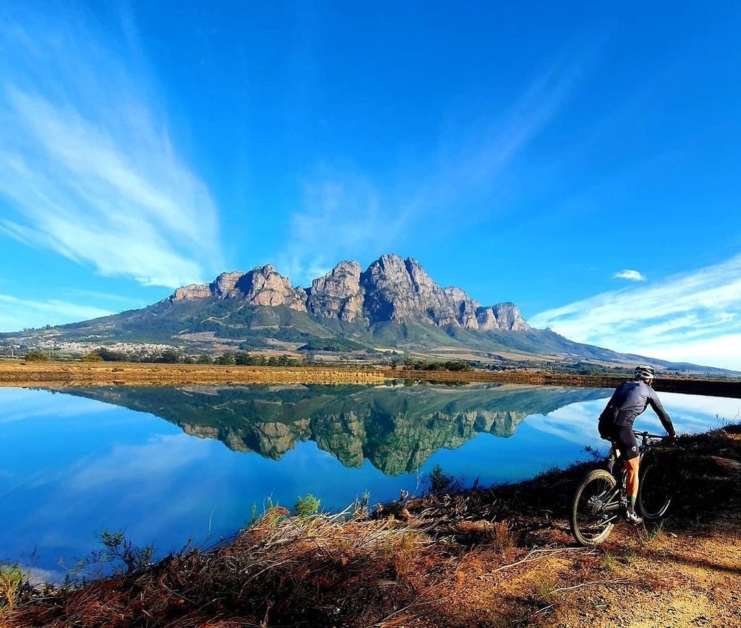 southafricauk's tweet photo. If you’re looking for a fun farm adventure, 📸@BoschendalFarm has a variety of hiking, biking and running trails that cater to all levels of experience.☀🚵‍♂️ Exquisite views of the Franschhoek Valley on the hikes are a must!!! #MeetSouthAfricaNow #Winelands #WesternCape #Mountains https://t.co/MTncOYKdmW