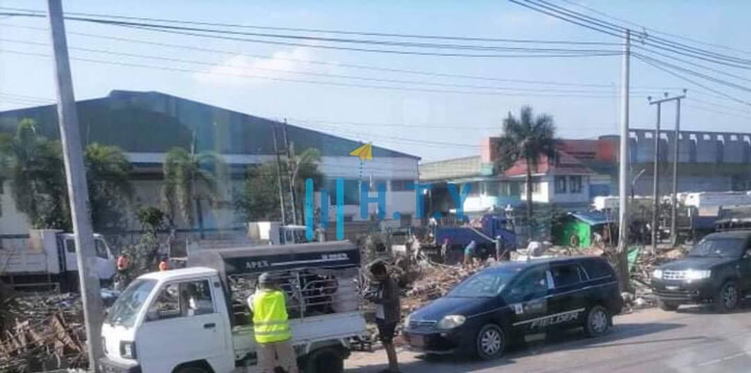 jinixovia's tweet photo. In HlaingTharyar tsp,Yangon, squatters are being forcibly demolished,and shops in the MeeKwat market are being forced to close. LEGALIZATION OF NUG #Nov17Coup #WhatsHappeningInMyanmar https://t.co/t6WwkO0Z1r