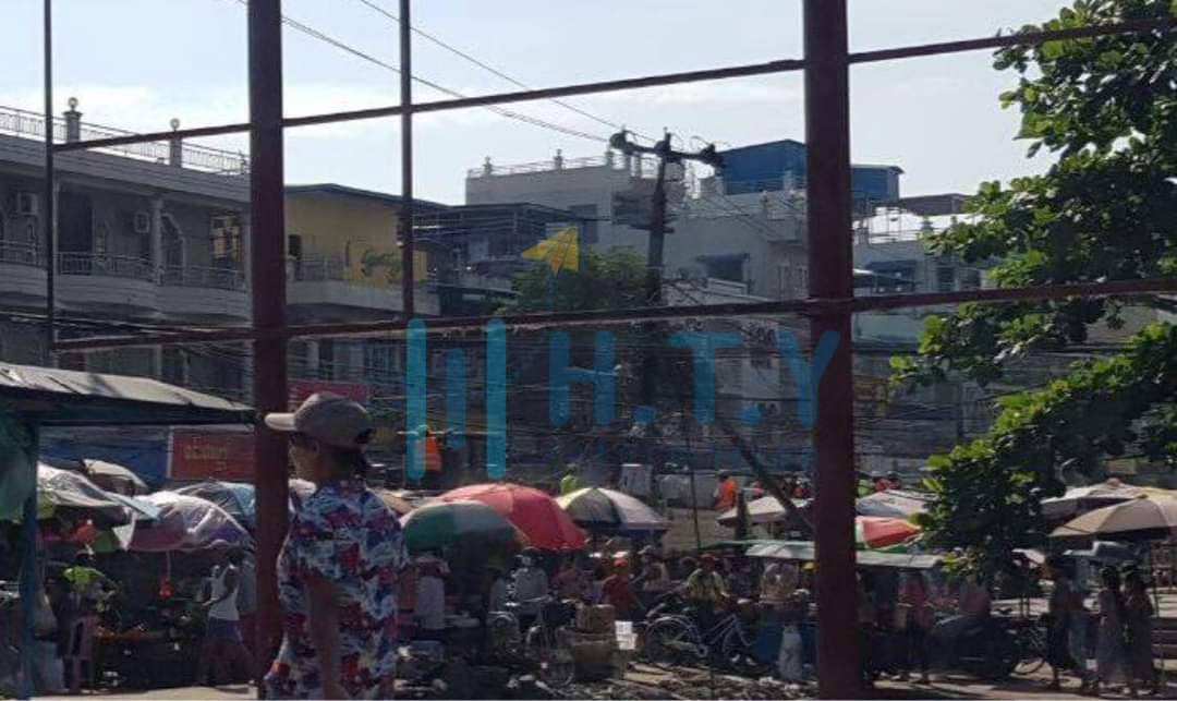jinixovia's tweet photo. In HlaingTharyar tsp,Yangon, squatters are being forcibly demolished,and shops in the MeeKwat market are being forced to close. LEGALIZATION OF NUG #Nov17Coup #WhatsHappeningInMyanmar https://t.co/t6WwkO0Z1r