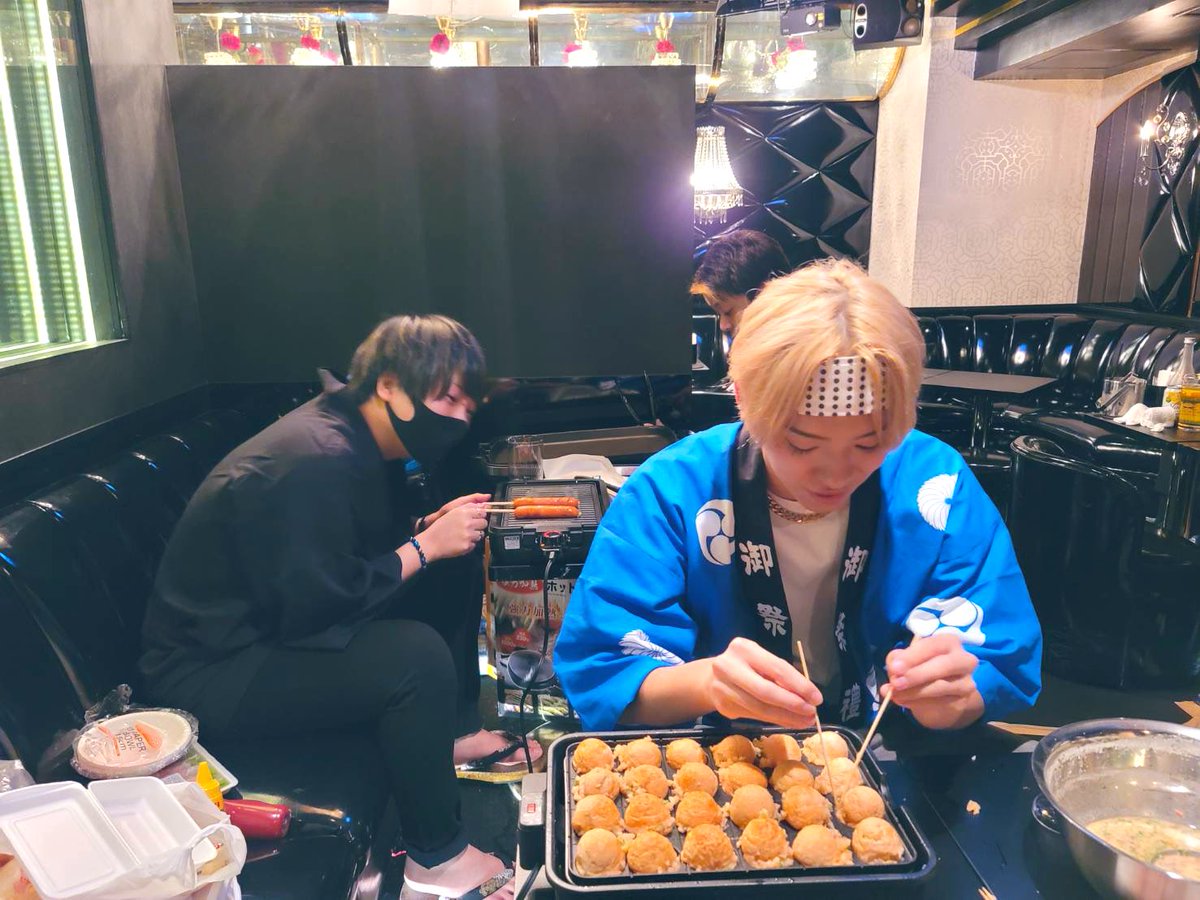 fujiwara__gd's tweet image. 入れ替え💦準備中💦

たこ焼き：あさくらよう
フランクフルト：降谷零副主任
紫🐶：一条きら
黒🐶：shotaリーダー

酉の市イベント、大盛況です🐙🔥
#ABgd