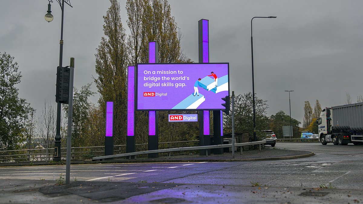 perfectfitmedia's tweet photo. Autumn is a season of grey days and long nights, but our displays always shine bright. Here's a selection of the latest campaigns you can see at TraffordCity this season.
https://t.co/LjZy1F5bNk
#PerfectFitMedia #DigitalAdvertising #OOH #DOOH #OutdoorAdvertising https://t.co/hJQfhqTXSK
