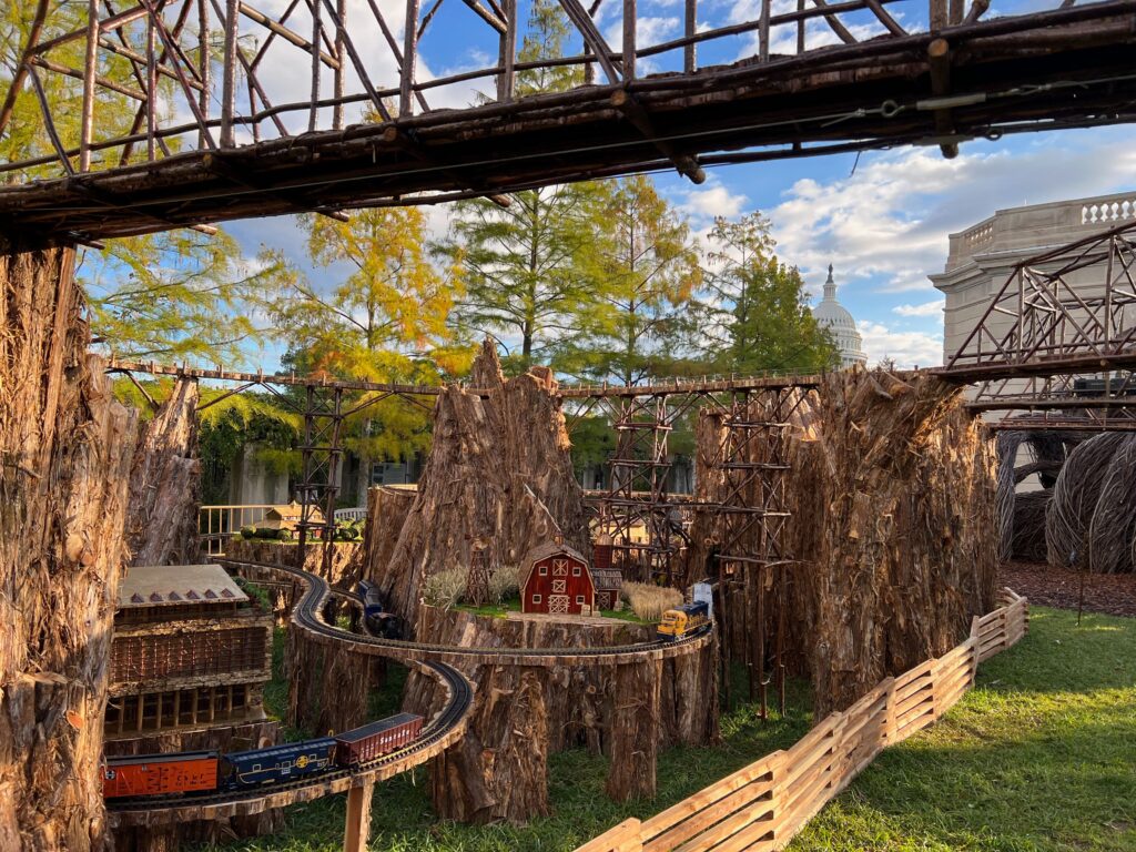 "The U.S. Botanic Garden will offer an outdoor holiday display this year" popville.com/2021/11/the-us…