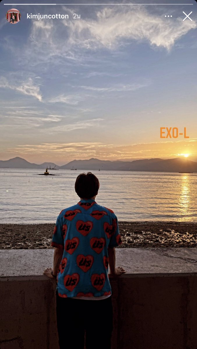 lovewithBBH's tweet photo. พี่จุนเขียนคำว่า EXO-L ไว้ตรงพระเอาทิตย์ และกำลังมองดู EXO-L อยู่ เหมือนกับเนื้อเพลง made in you ของพี่
"เหตุผลที่ผมส่องสว่าง เป็นเพราะคุณที่เหมือนดวงอาทิตย์ และส่องแสงมาที่ผม"
😭😭😭😭 https://t.co/wsp4FlRPu7
