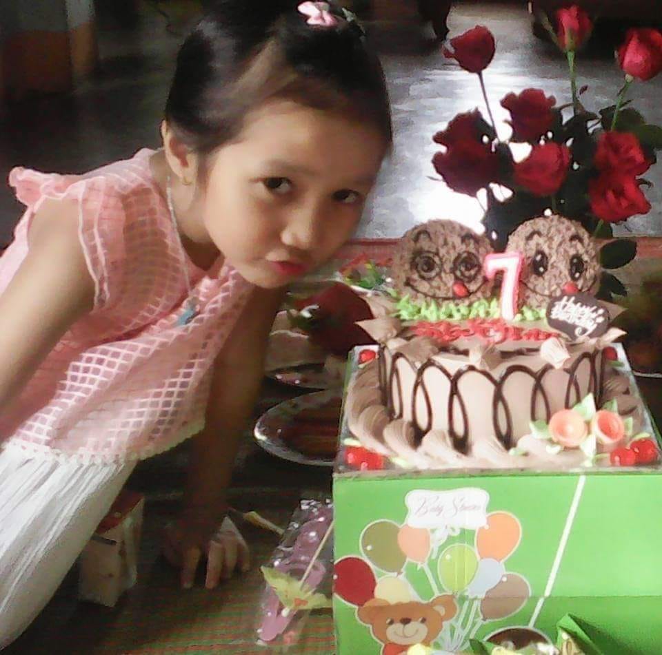 vothihanias's tweet photo. sen đâu trang điểm cho trẫm còn đi sinh nhật nào https://t.co/4aGB4LdIkP