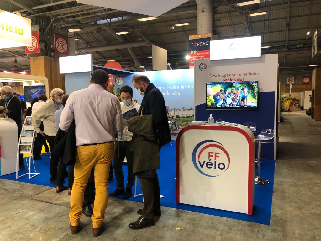WeelzFr's tweet photo. Qui a le plus beau stand vélo au @salondesmaires selon-vous ?
1️⃣ La @FUB_fr 
2️⃣ La @FFVelo_officiel 
3️⃣ La @FFCyclisme 
#avosvotes #SMCL #SMCL21 https://t.co/wcuBlwFF4d