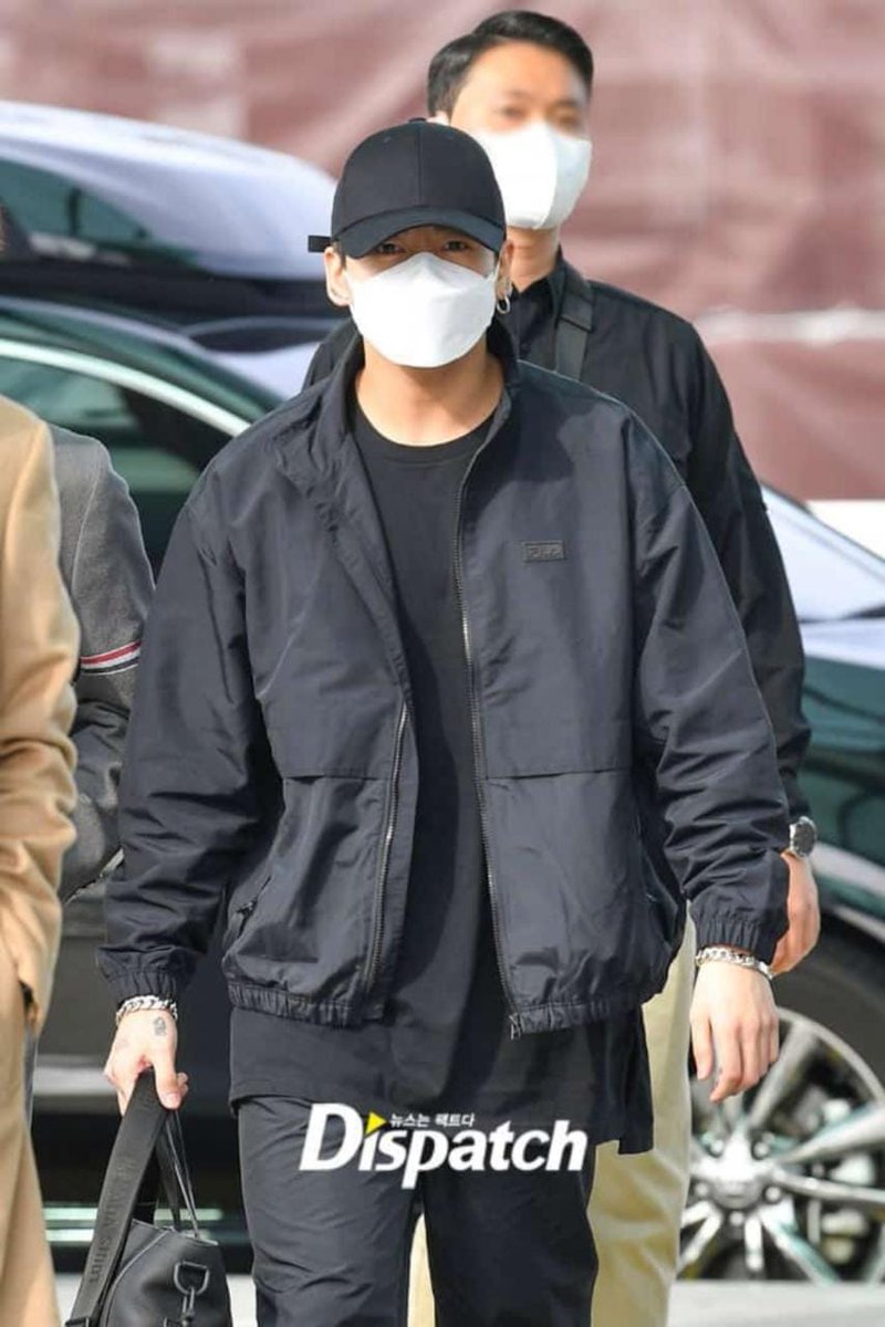 thviolett's tweet photo. jungkook                           jungkook 
de 14 indo                       de 24 indo 
pra los angeles               pra los angeles https://t.co/aEOJJil4l1