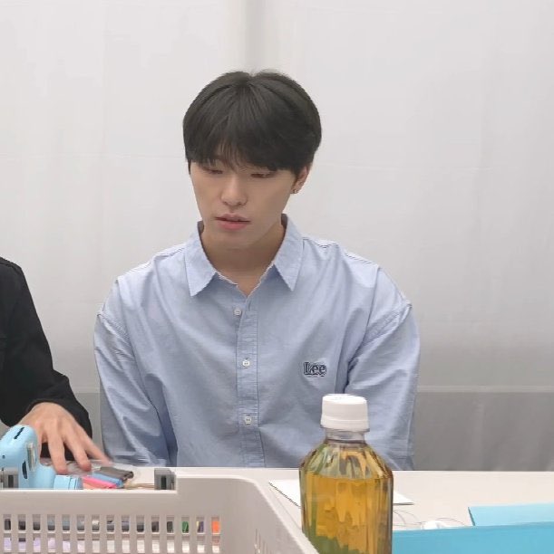 makefunof_ww's tweet photo. 야 차나
우리 건배사 좀 해줘

                                저 밖이라 좀그래요..

밖이라~!!!!!!!
좀그래~!!!!! https://t.co/3pbZ9Z7rfD