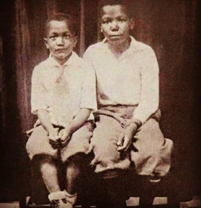 AfricanArchives's tweet photo. A rare photo of comedian
Redd Foxx with his older brother Fred G. Sanford Jr. 

Redd Foxx made sure that the executives for the show Sanford and Son allowed him to name his character so that he could honor the memory of his brother, Fred, who'd died before the show premiered. https://t.co/jivOXnH6hZ