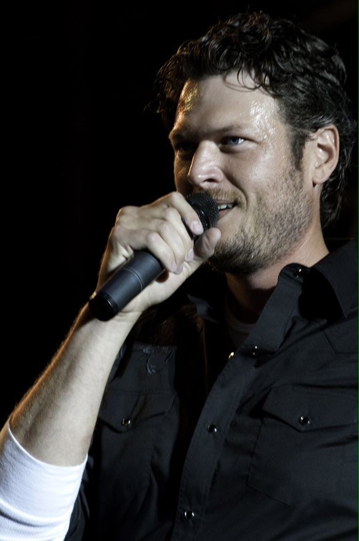 GwenBlake22's tweet photo. RT to vote for #BlakeShelton the hottest cowboy 😍 #TheCountryArtist at the #PCAs https://t.co/LN1rxNuQ0q