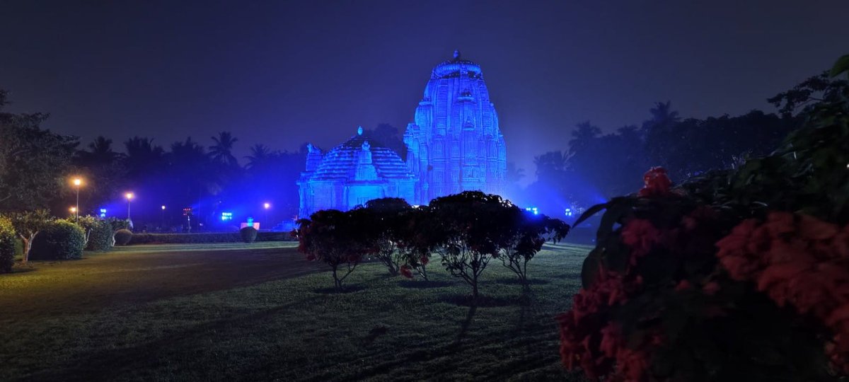 BSCL_BBSR's tweet photo. Rajarani Temple illuminated with Teal Colour celebrating the 1st Anniversary of Cervical Cancer Elimination Day Movement !

The majestic 11th Century monument lit up by Bhubaneswar Smart City Limited in association with the Archaeological Survey of India &amp; KRIAA Foundation. https://t.co/hpuVoMalI8