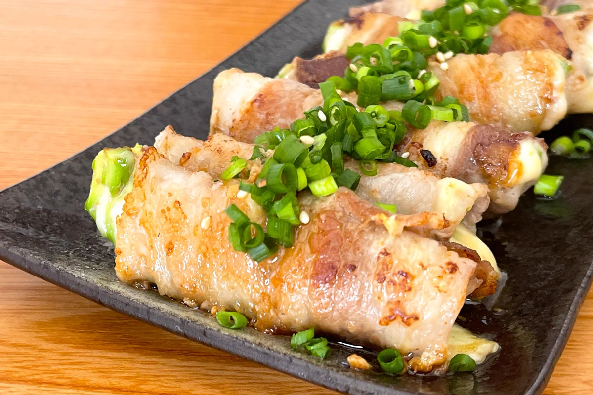 クリーミーなアボカドの食感が豚バラ肉とよく合いそう！アボカド&チーズを使った肉巻きレシピ！
