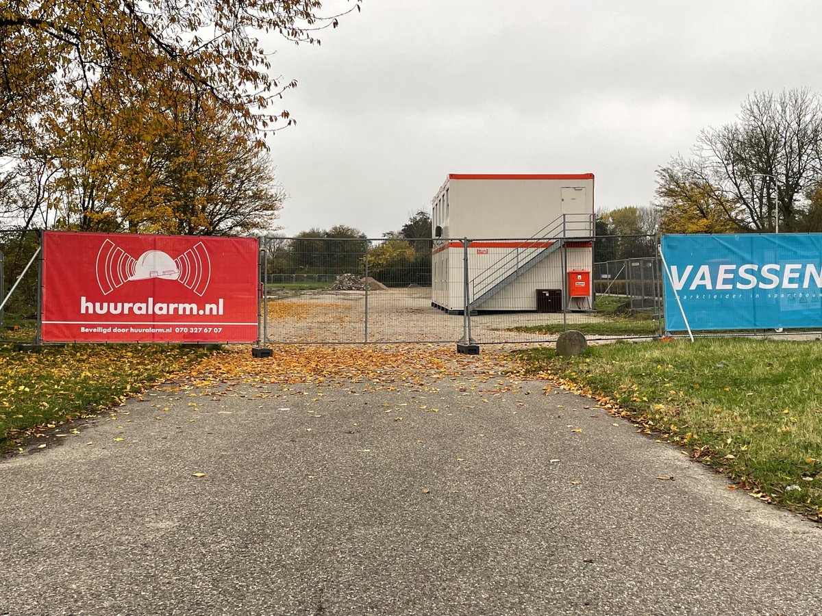 huuralarm's tweet photo. Huuralarm beveiligt bij de bouw van het nieuwe zwembad in Zoetermeer. De bouw wordt uitgevoerd door Vaessen Bouwbedrijf. De verwachting is dat het zwembad in het eerste kwartaal van 2023 klaar is. Want #Huuralarm #werktwel ook met #Vaessenbouw https://t.co/0talH5wDzh