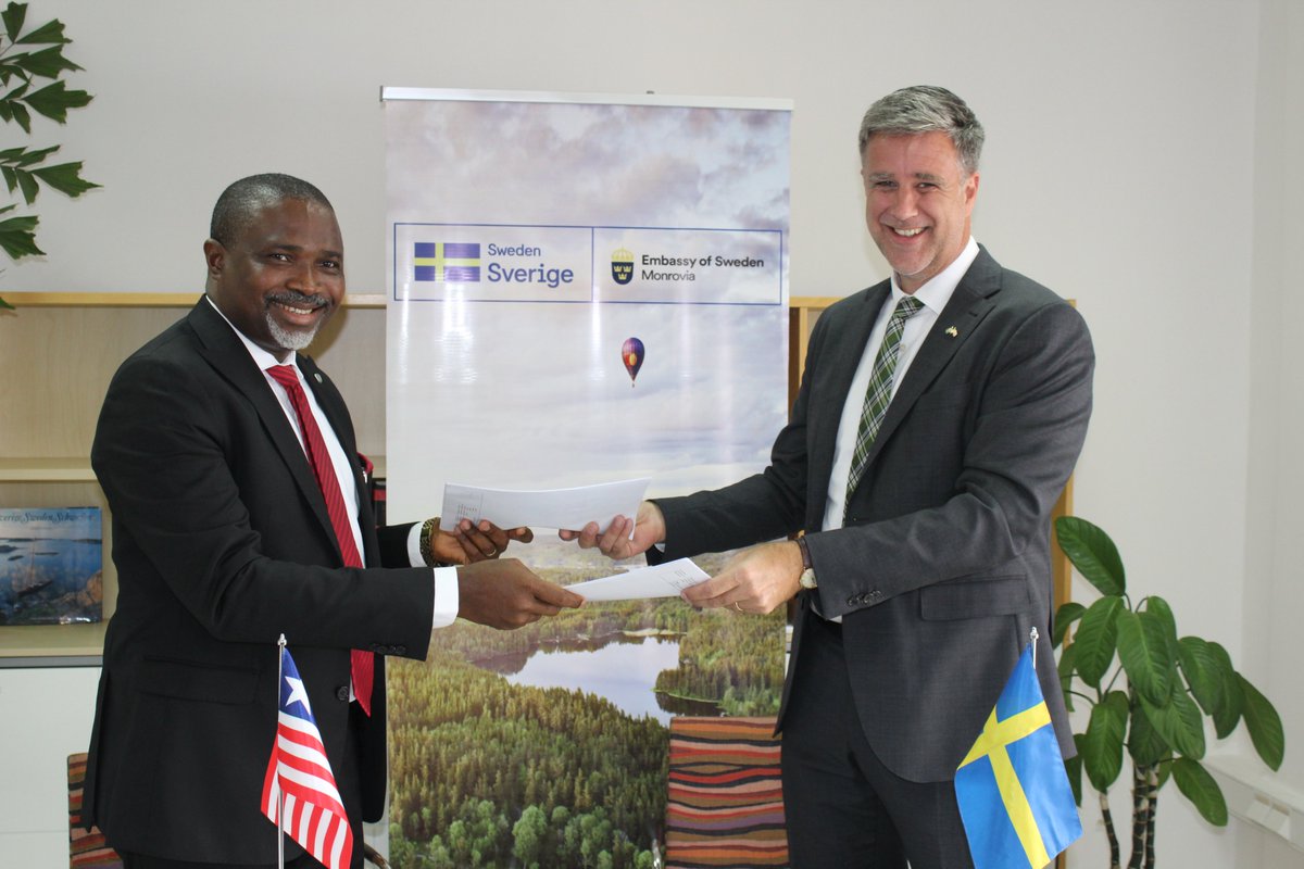 Thank you colleagues at the UN for the strategic partnership on strengthening the respect for human rights and the rule of law in #Liberia. <a href="/SweAmbLiberia/">Ambassador-designate Karl Backéus</a>  during cost extension signing ceremony with <a href="/OhchrL/">OHCHR Liberia</a> 
earlier today.