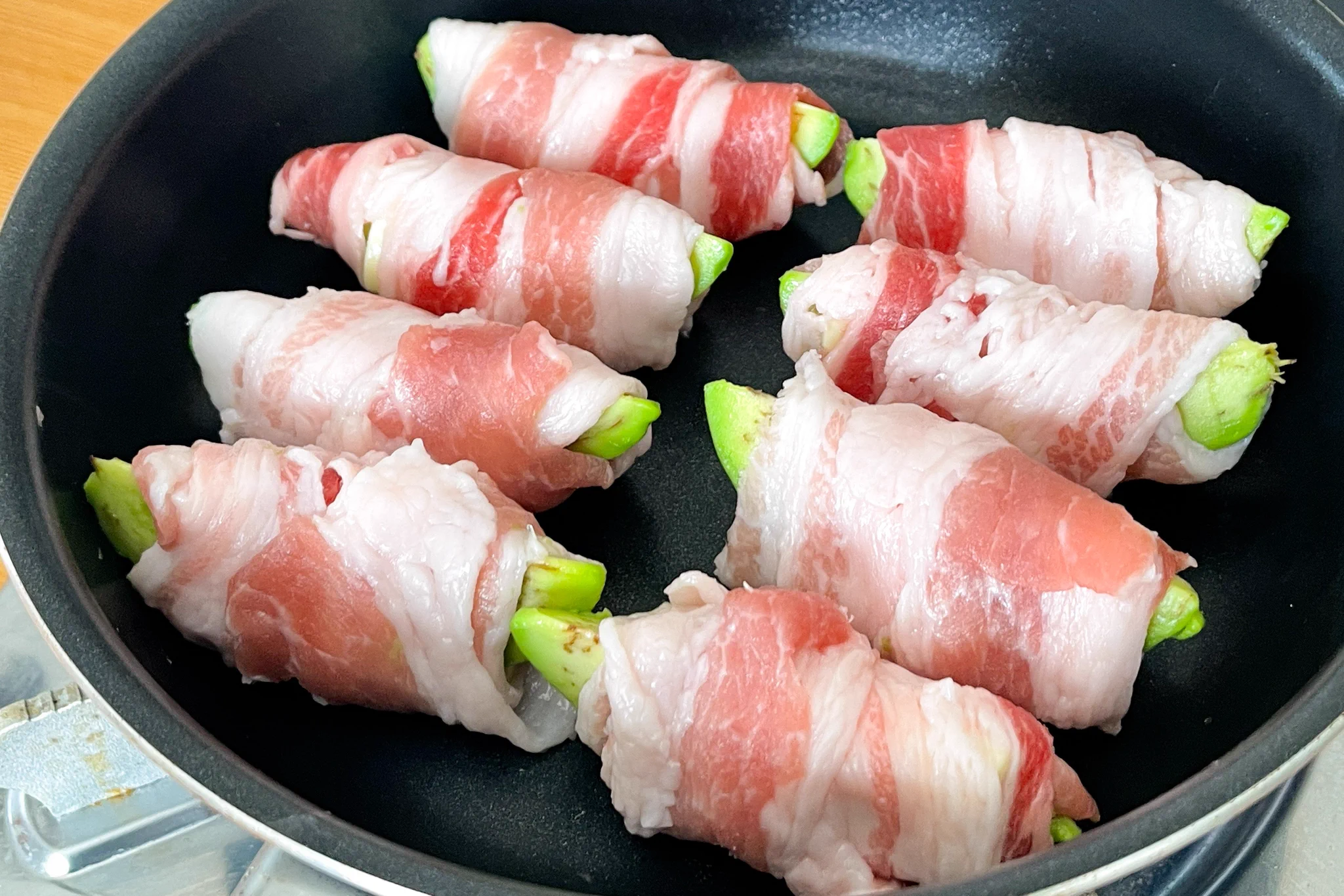 クリーミーなアボカドの食感が豚バラ肉とよく合いそう！アボカド&チーズを使った肉巻きレシピ！