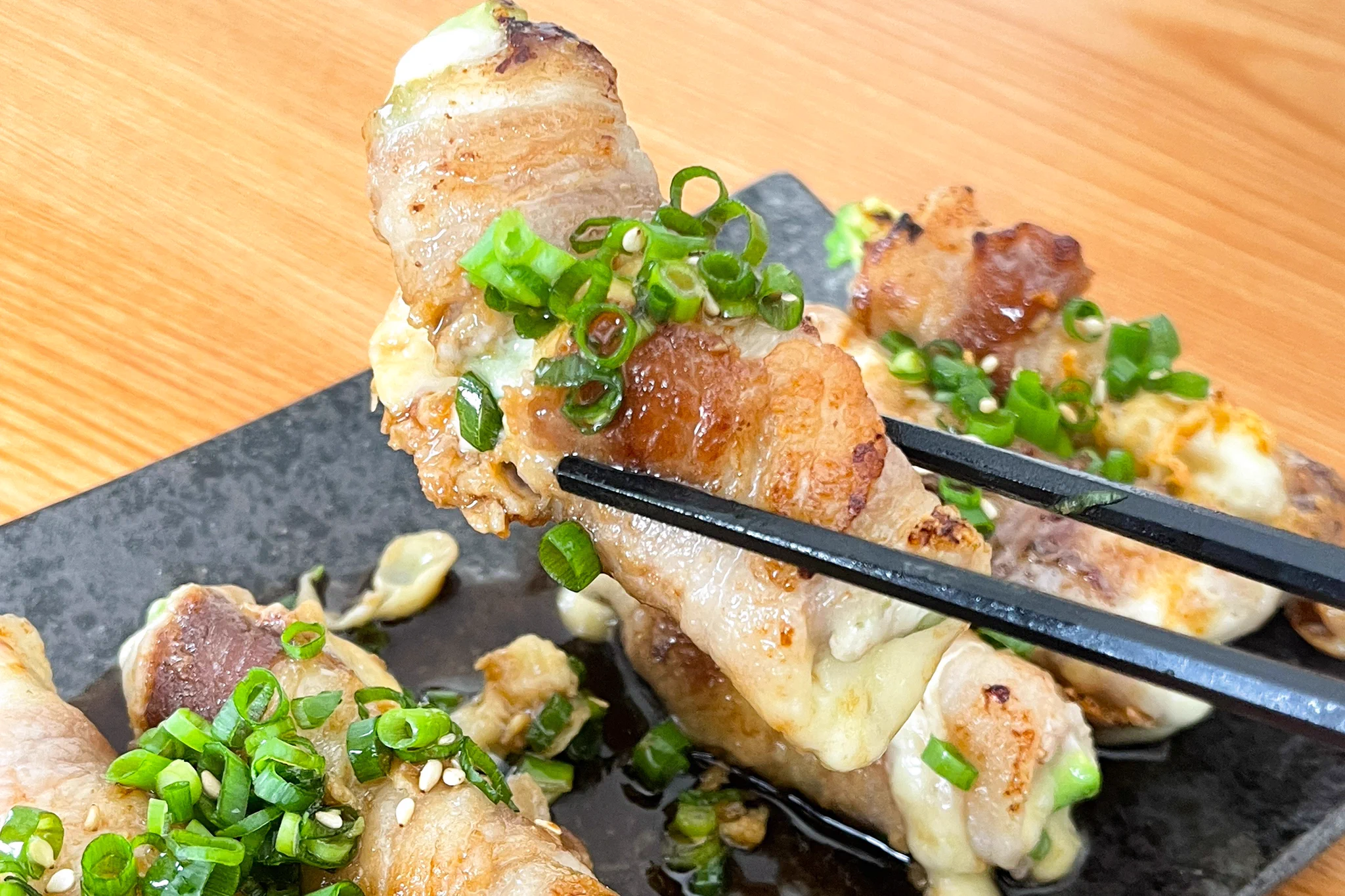 クリーミーなアボカドの食感が豚バラ肉とよく合いそう！アボカド&チーズを使った肉巻きレシピ！