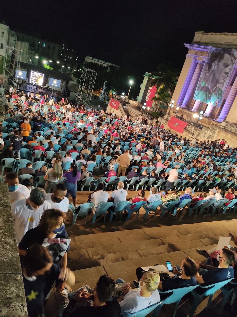 CivilCujae's tweet photo. En minutos comienza un pequeño homenaje a la emoria de un hombre tan grande, nuestro #FidelCastro.
#FidelViveCubaSigue #CubaVive https://t.co/ZiKr5u9tB5