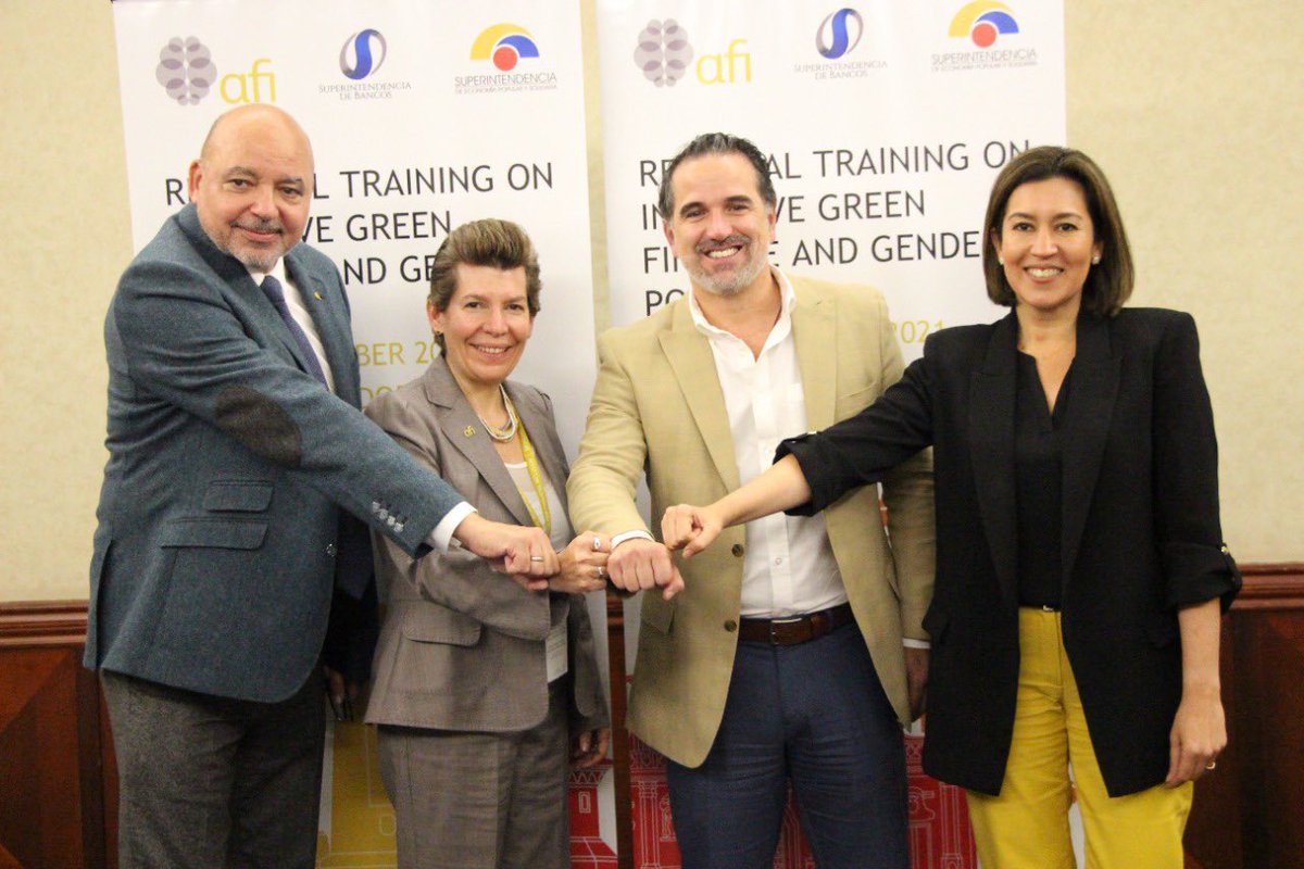EcuadorMAE's tweet photo. En el marco del #TrainingRegional, organizado por @SEPS_Ec, @superbancosEc, @NewsAFI y @Asobancos; el ministro de @Ambiente_Ec @GustavoManriq_M junto a Margarita Hernández, superintendente de @SEPS_Ec, firmaron un convenio de cooperación mutua. https://t.co/oecZCeuqKA