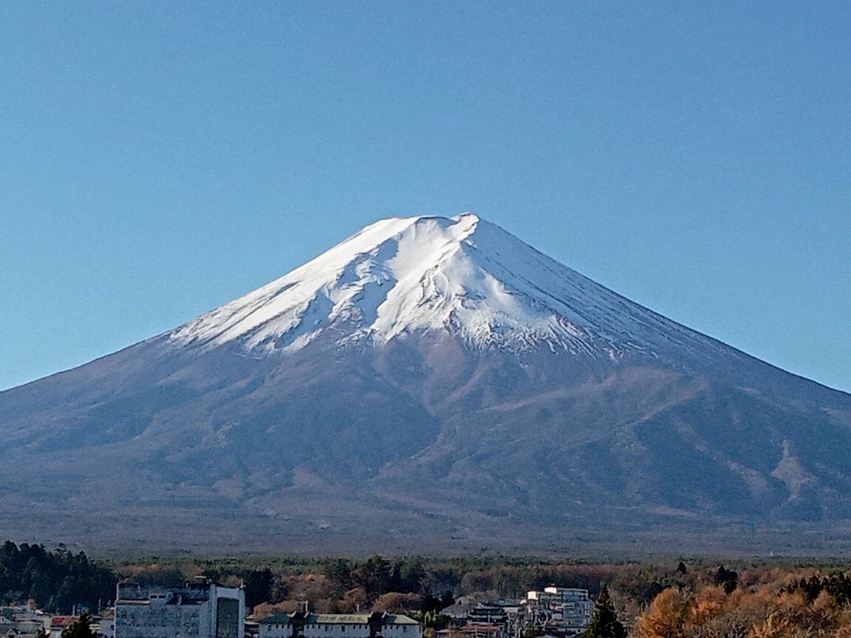 11月25日（木） おはようございます。 富士山駅展望デッキからの富士山です。 雲ひとつない青空が広がっています。 今朝は冷え込みましたが、現在は風もなく、太陽の温もりも感じられます。