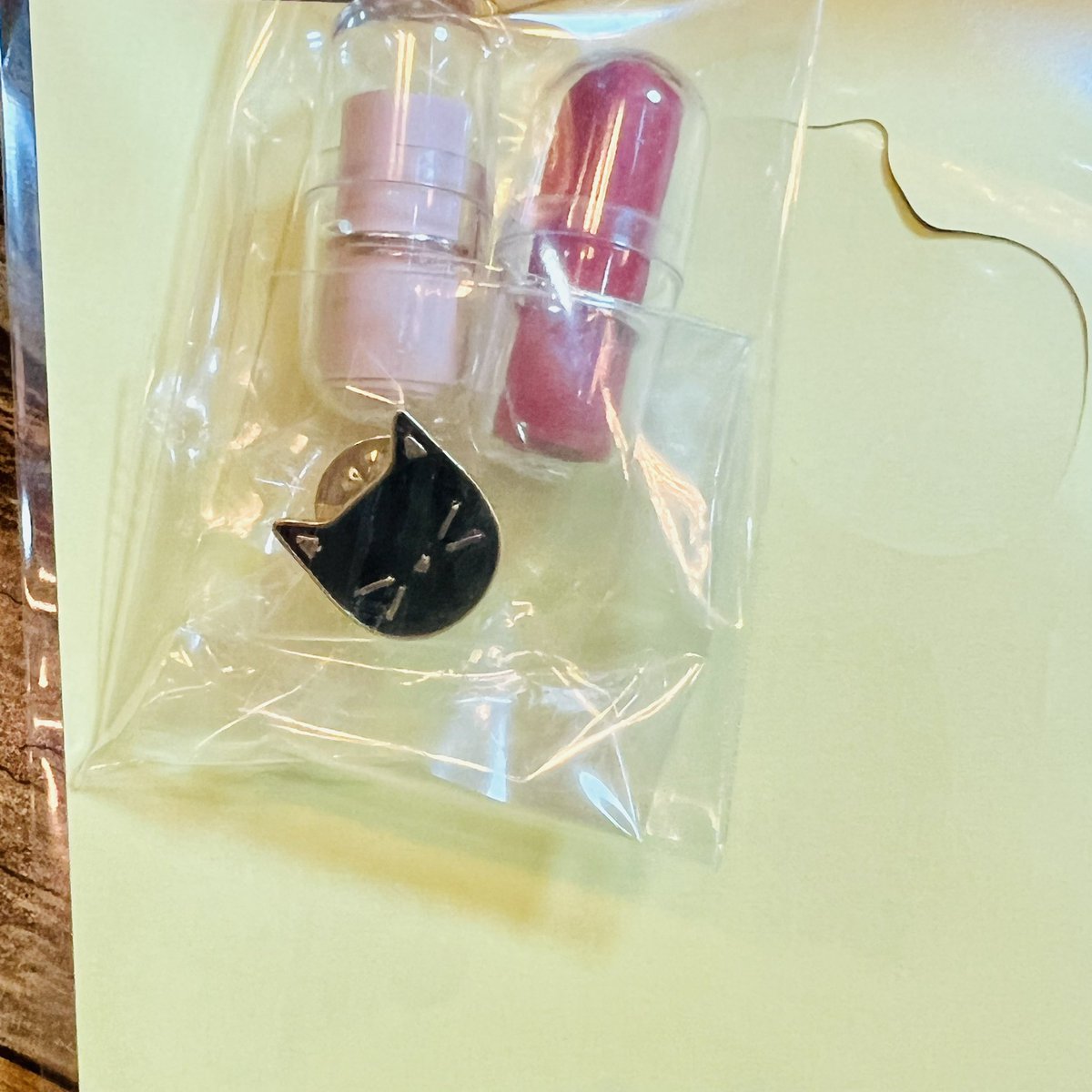 오늘 오후 4시부터 드리는 기본특전에는 니엘이를 위한 알약 2개가 들어있답니다.
좋은말, 응원의말, 댕냥시 후기등등 니엘이를 행복하게 하는 짧은 메세지를 적어 약병에 넣어주세요^^
랜덤으로 녤루토 뱃지가 들어있으니 확인 필수😝🐾🐈‍⬛