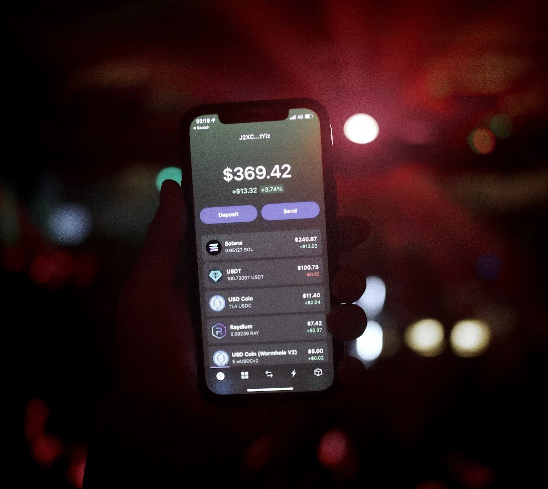 phantom's tweet image. Spotted: Phantom iOS app in the wild! 😍

📅 Coming January 2022