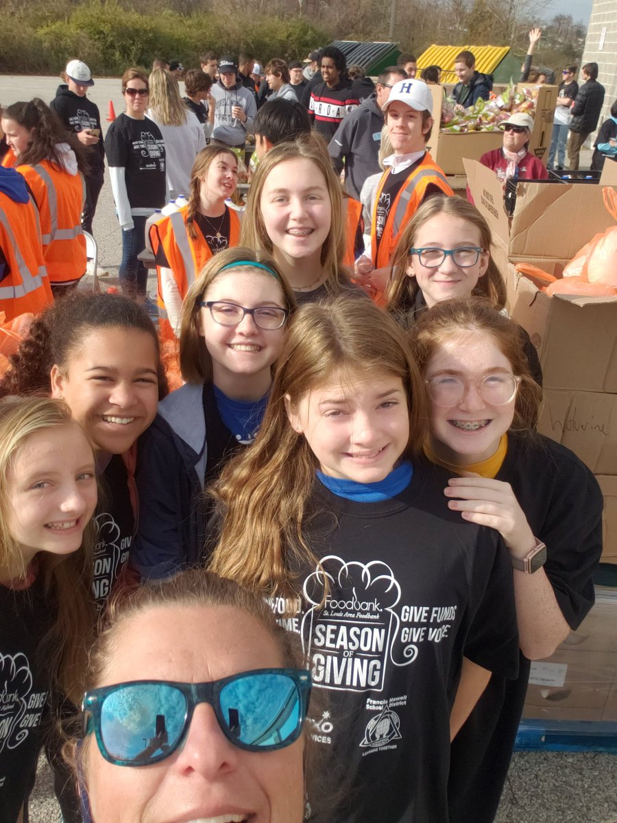 HollenbeckHawks's tweet photo. Thank you to our student leadership team (STL) for their service to our community!! #mobilmarket #foodbank #seasonofgiving #HMSpride https://t.co/D5oT5oPeXH