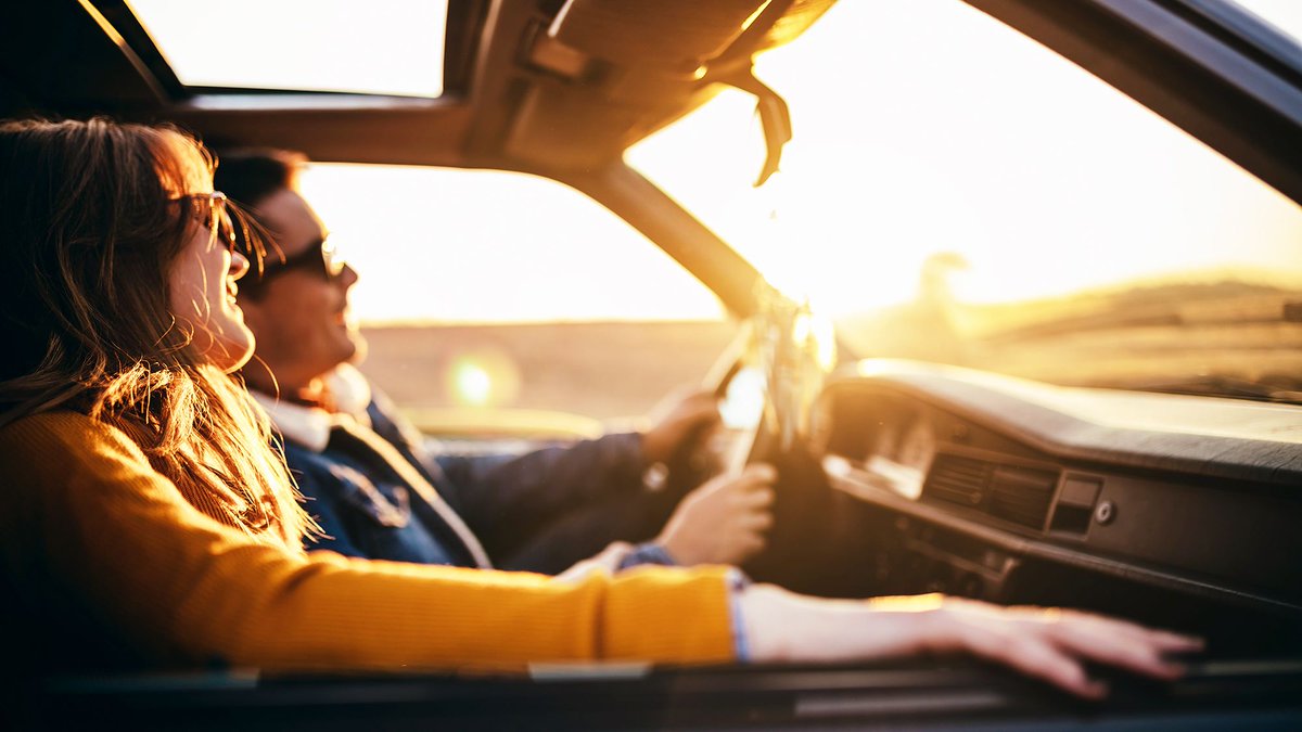 снится ехать с девушкой. парень в кабриолете. сон в автомобиле. пара в кабриолете. школьница за рулём автомобиля.