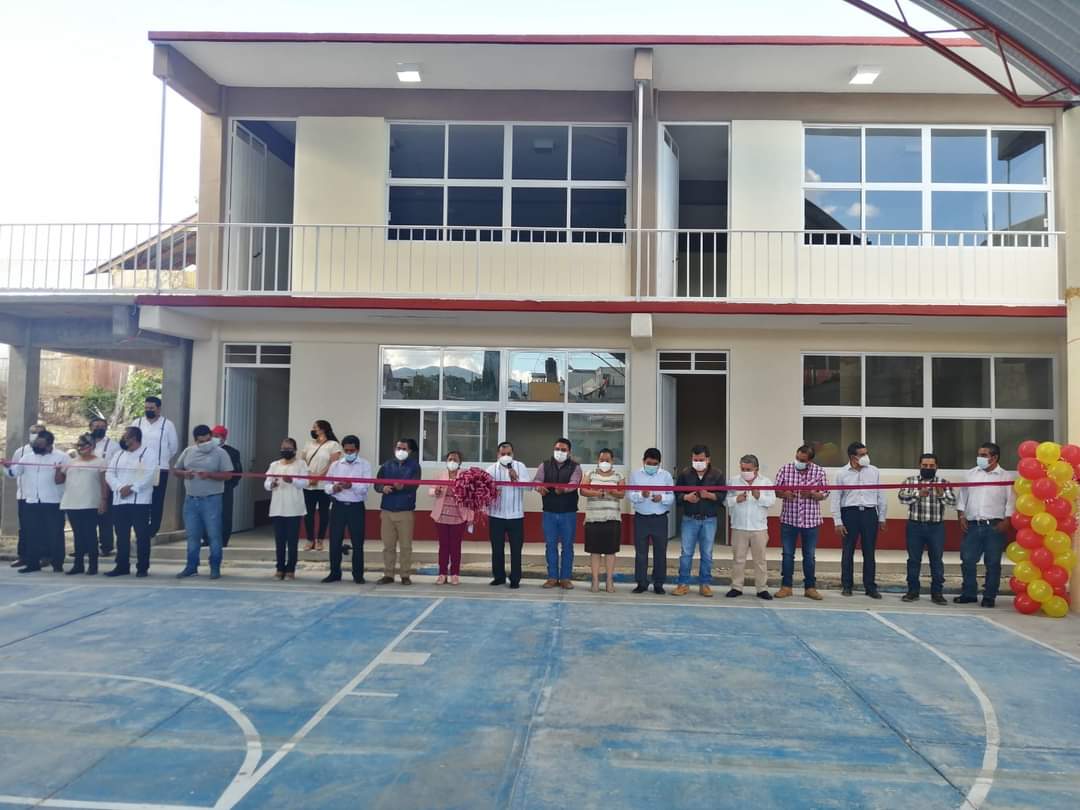 Arce_Loha's tweet photo. Compartirles que fue un gusto haber formado parte y hacer historia en el #NúcleoRuralColRicardoFloresMagonTlaxiaco.
Contribuir con mi granito de arena durante mi periodo en función como #DipLocal de la #LXIVLegislatura, para la construcción de unas aulas de la Esc.Prim. #20deNov https://t.co/KrRdfbFOhL
