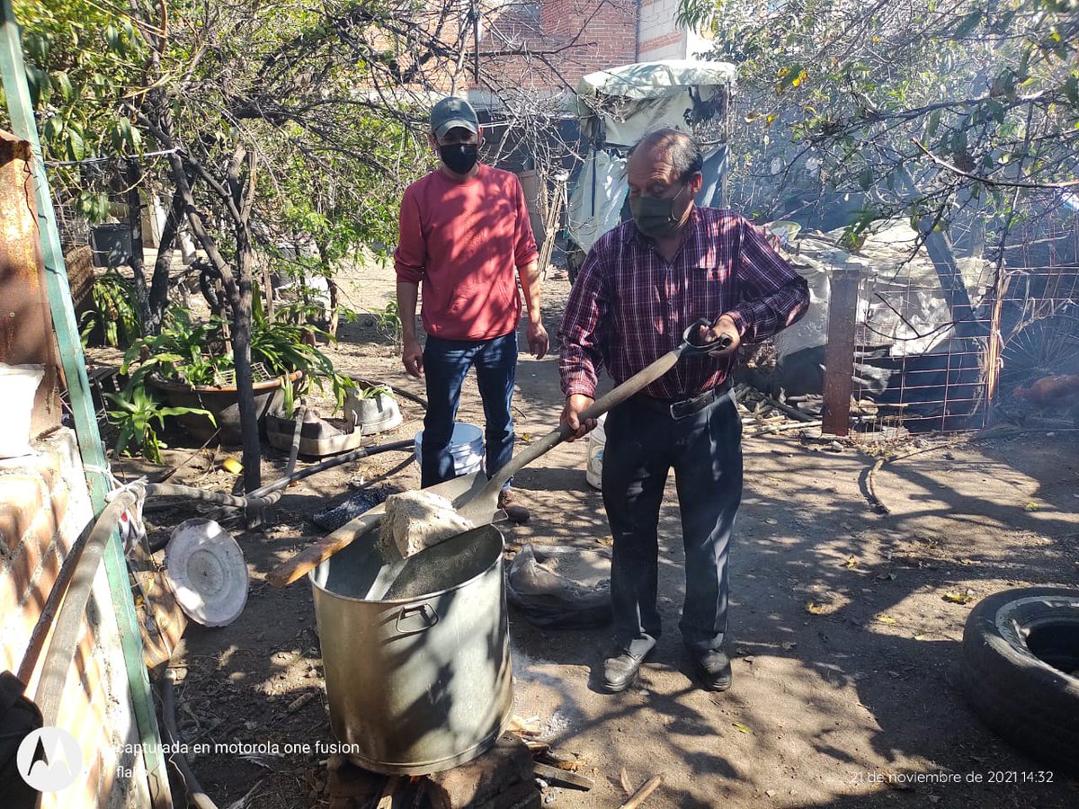 emilaux_'s tweet photo. En busca de implementar un control natural en plagas y enfermedades, en el municipio de San Martin Texmelucan Pue. El 21 de noviembre se elaboró el Caldo de ceniza como una acción preventiva de amplio espectro y gran persistencia como insecticida y fungicida #CultivosparaMexico https://t.co/THR6MogmiQ