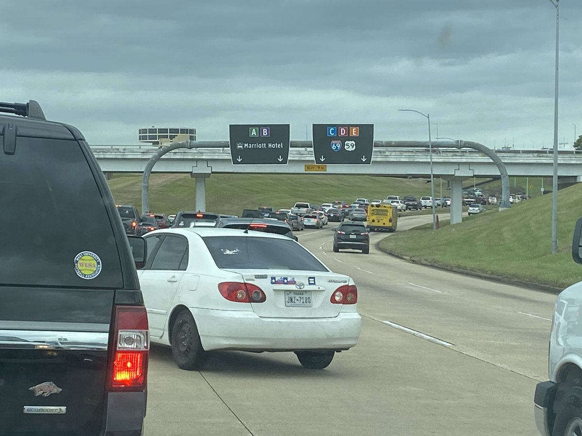 NewsCameraFish's tweet photo. Traffic at a standstill at @iah on JFK Blvd, if you’re flying out today be prepared. @abc13houston https://t.co/dRi1VRiDUm