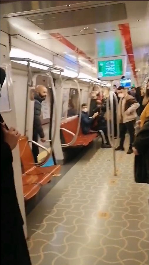 muhendisyenn's tweet photo. Sadece kadınları hedef alan bu şahısa bu cesareti verenler adli kontrol kararıyla serbest bırakıldı haberleri ile suçluları cesaretlendirenlerdir. Şahıs Kadıköy Tavşantepe metro istasyonda önüne kadına küfür ediyor, bıçak sallıyor ve öz güven tavan şekilde gidiyor.

#kadıköymetro https://t.co/3br9Evcktz