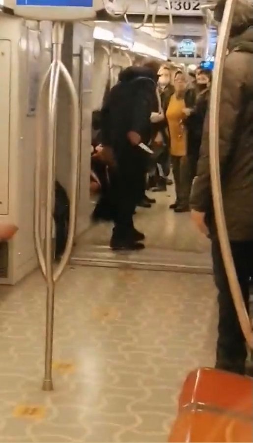 muhendisyenn's tweet photo. Sadece kadınları hedef alan bu şahısa bu cesareti verenler adli kontrol kararıyla serbest bırakıldı haberleri ile suçluları cesaretlendirenlerdir. Şahıs Kadıköy Tavşantepe metro istasyonda önüne kadına küfür ediyor, bıçak sallıyor ve öz güven tavan şekilde gidiyor.

#kadıköymetro https://t.co/3br9Evcktz