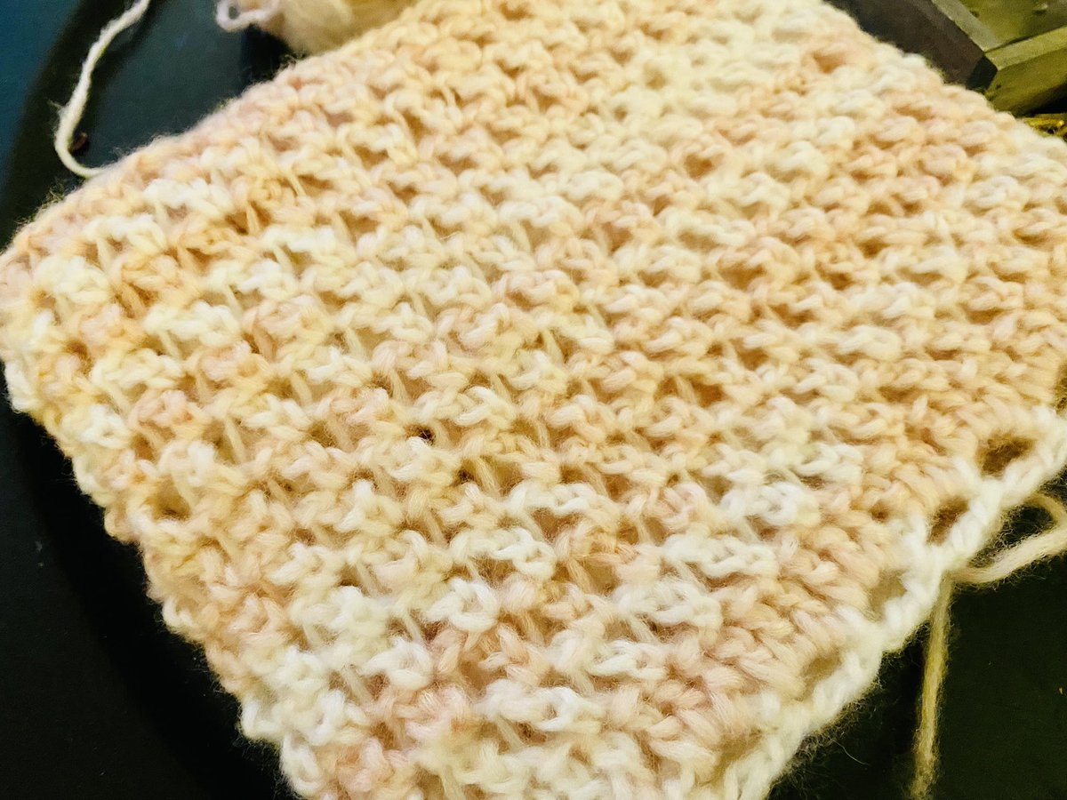 Avondje haken 🧶 een mooie colsjaal van <a href="/MadeBySiem/">Made By Siem</a> 😍 gewoon voor mezelf 🙃😁

#crochet #haken #woensdagavond