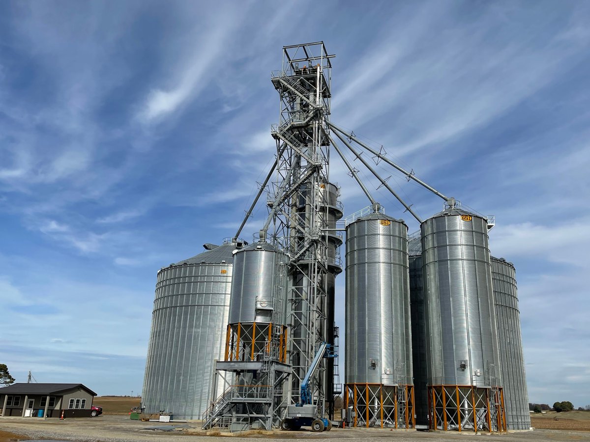 MidwestAgSystem's tweet photo. New @GSI_Grain system installed this year and full of dried corn. All GSI equipment on site, couldn't ask for anything better. #MidwestAg https://t.co/s0qFGuMQBh