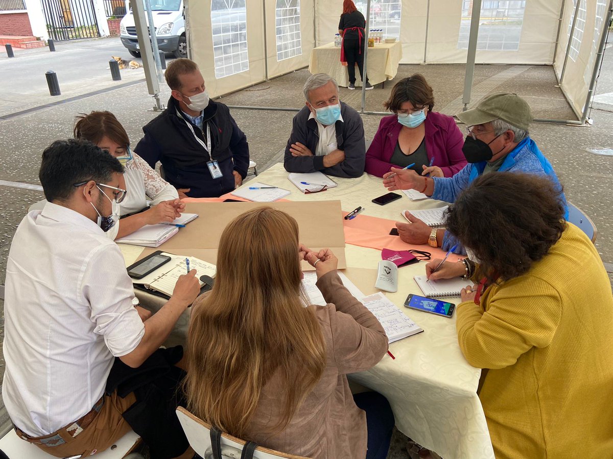 JFuchslocher21's tweet photo. 🌄Nos encontramos en la Plaza de Armas de #SanRosendo desarrollando el primer cabildo constituyente de la Comisión de Derechos Fundamentales con la comunidad.
Abordamos: Educación, Salud, Trabajo, Pensiones, Vivienda, Agua, derechos de las mujeres y adultos mayores @convencioncl https://t.co/aZGACa9VLu