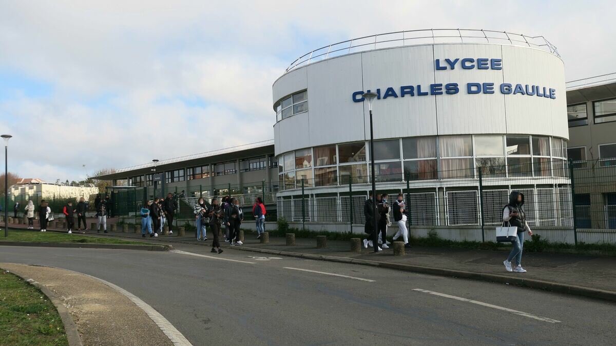 info_Paris_IDF's tweet photo. 🔴 FLASH - #Longperrier : Un élève du lycée #CharlesdeGaulle a été hospitalisé après avoir été frappé au visage ce lundi par au moins un autre élève dans les #toilettes de l'établissement. son agresseur présumé a été #interpellé par les gendarmes. (LP) #SeineetMarne https://t.co/4VEtLWSSod