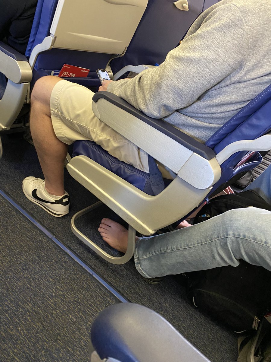 MrDanScanlon's tweet photo. Keeping six feet between me and these sick feet. https://t.co/bTgE7Z05pp