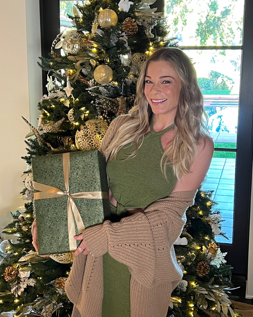 SoulOfEverLe's tweet photo. One of my favorite parts of the holidays is the giving of a thoughtful gift and if you’ve been a part of the SOE family for a while, you know, another one of my favorite parts of the holidays is creating the SOE “giving guide” ~ https://t.co/2mEGlPlyRs https://t.co/8BRrZH7v4T
