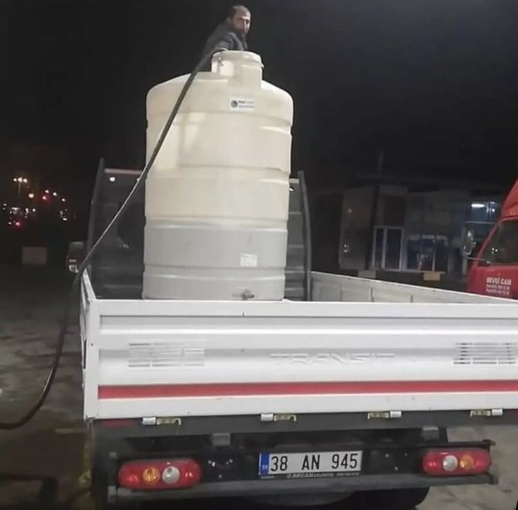 Kayseri’de halk benzin stoklamaya başladı.