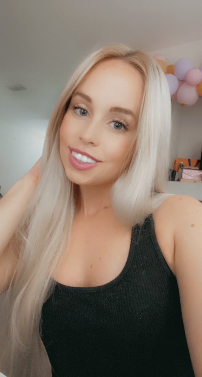HollyLynnxo_'s tweet photo. These eyes and smile will get you every time. Pulling you deeper into my trap. 😈 https://t.co/73CtOYlWvx