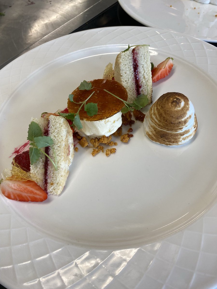 DaveCam130379's tweet photo. @HopwoodChef @hopwoodhall level 3 students brushing up on their plating up. #Foodies #tasty https://t.co/NKlQDLvceE