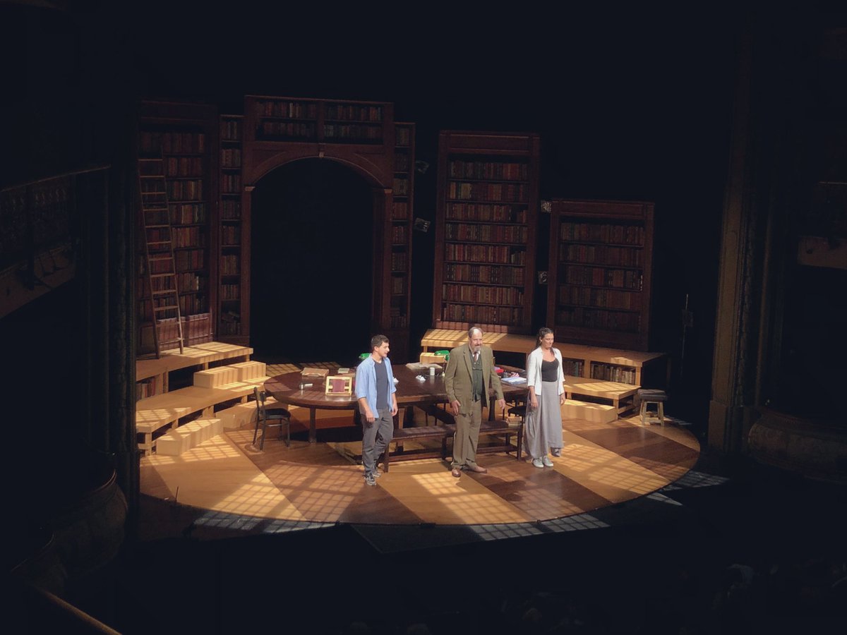 Qui ha dit que la filosofia és avorrida? Josep M. Pou, <a href="/abordanove/">Alejandro Bordanove</a> i <a href="/MariaCirici/">maria cirici</a> reinterpreten els últims anys de Ciceró, rabiosament actual. #ViejoAmigoCicerón al <a href="/Teatre_Romea/">Teatre Romea</a>. Com va dir el filòsof: "El passat és també el present i el futur. La nació que oblida està perduda"