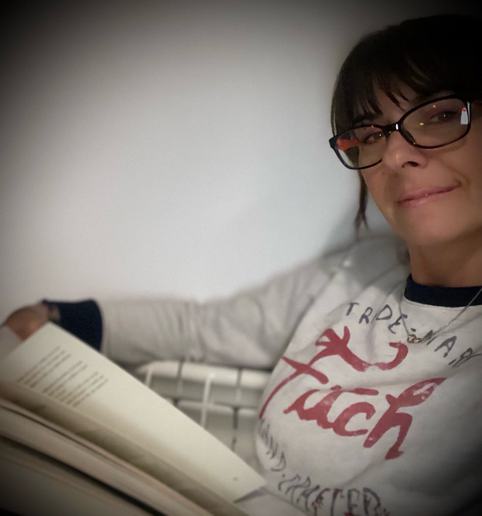 zumitasol's tweet photo. Tarde de lectura pegada al radiador, fuera el frío ¿ puede haber mayor felicidad? Yo creo que no #tardedelibros #libros #calordelhogar https://t.co/vMwSt3Ppqe